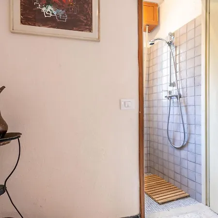 Daire Sciura Elena's Terrace With Lake, Mounts & Valley By Halldis